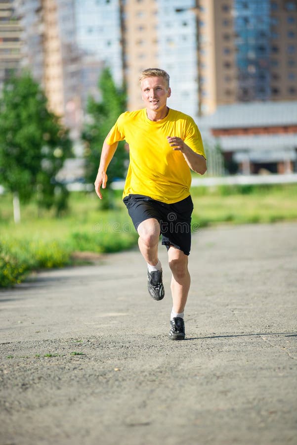 Sportieve mensenjogging in het park van de stadsstraat openlucht royalty-vrije stock afbeeldingen Sportieve mensenjogging in het park van de stadsstraat openlucht royalty-vrije stock afbeeldingen