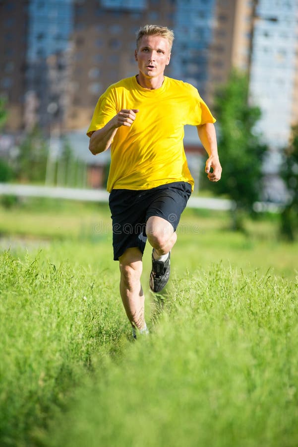 Sportieve mensenjogging in het park van de stadsstraat Openlucht Geschiktheid stock foto Sportieve mensenjogging in het park van de stadsstraat Openlucht Geschiktheid stock foto