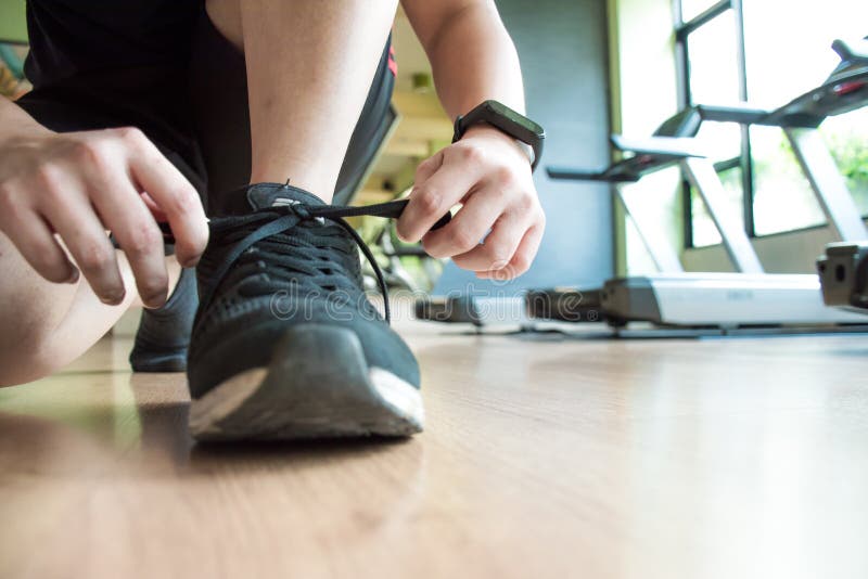 Jeune Homme Sportif Attachant Des Lacets De Chaussures Dans Une Salle De  Sport Banque D'Images et Photos Libres De Droits. Image 187200629