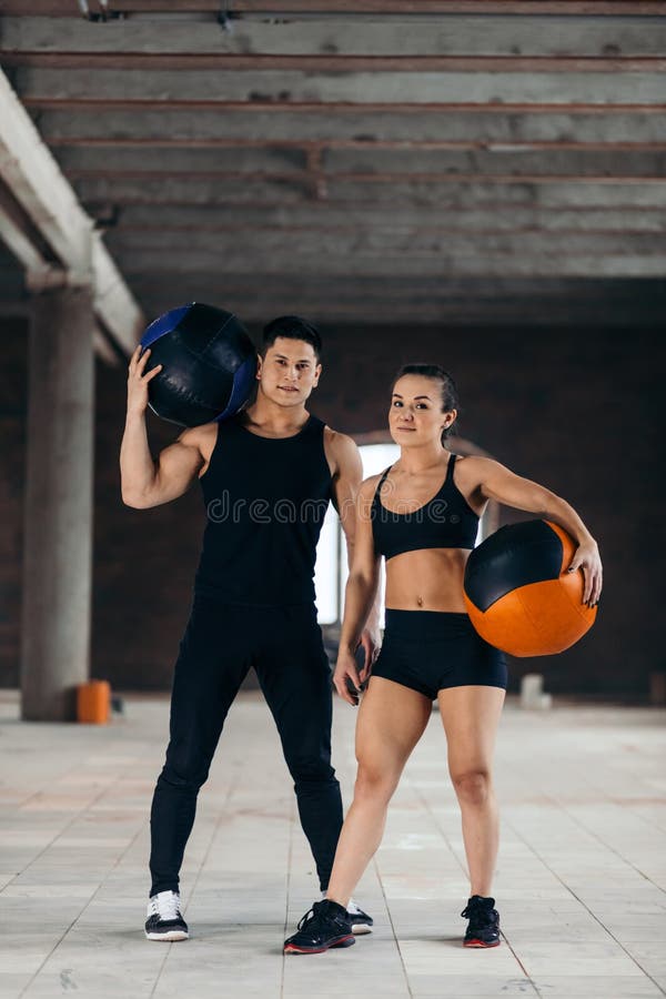 Jeunes Ajouter Indiens Sportifs à La Corde De Bataille à Faire De  L'exercice Dans La Salle De Sport De Formation Fonctionnel De Fi Photo  stock - Image du fuselage, beau: 197374624