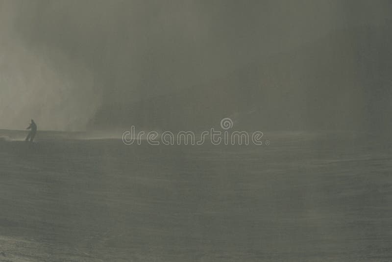 Sportig man på bergmaximumet som ser på bergdalen royaltyfri fotografi Sportig man på bergmaximumet som ser på bergdalen royaltyfri fotografi