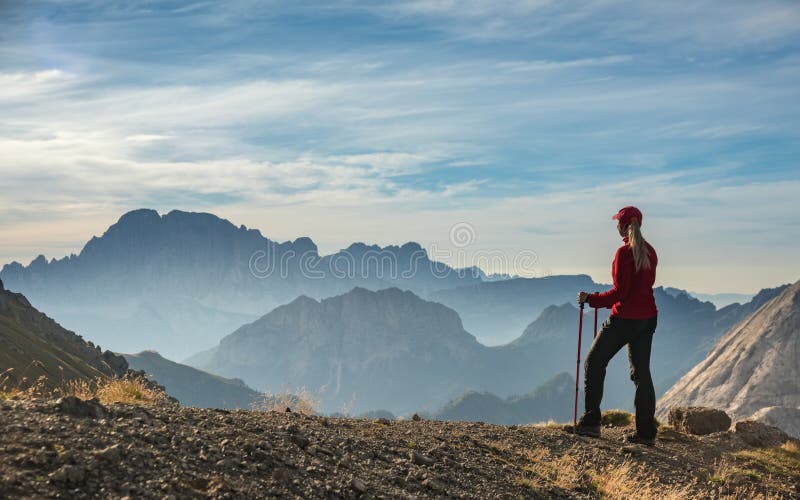 Sportig ung kvinna på berg för Dolomites för bergslinga, Italien royaltyfri bild Sportig ung kvinna på berg för Dolomites för bergslinga, Italien royaltyfri bild