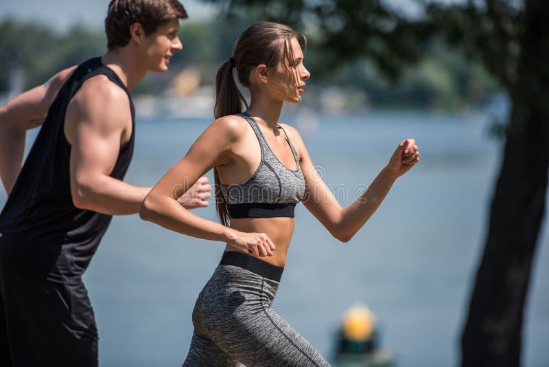 Спортивная пара на улице