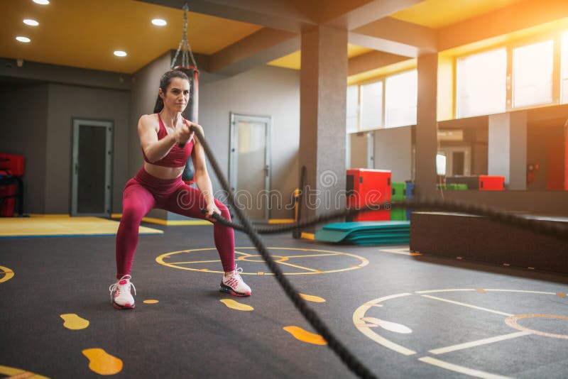 Sportive kobiety szkolenie z batalistycznymi arkanami zdjęcie stock Sportive kobiety szkolenie z batalistycznymi arkanami zdjęcie stock