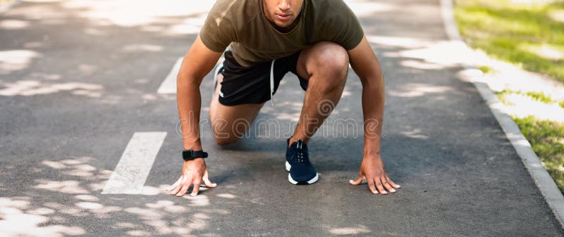 Sportivo nero pronto a correre per la maratona a Park fotografia stock
