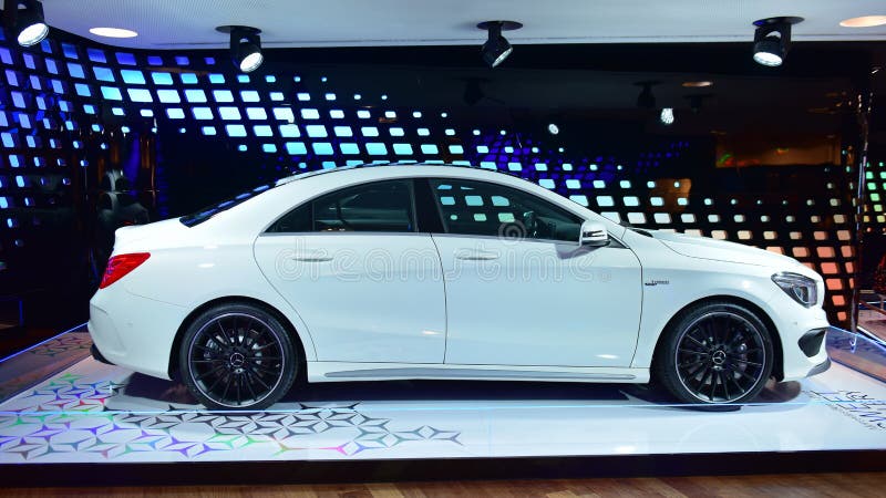 Sportkupé för CLA AMG på skärm på det Mercedes Benz gallerit längs mästaren Elysees arkivfoto Sportkupé för CLA AMG på skärm på det Mercedes Benz gallerit längs mästaren Elysees arkivfoto