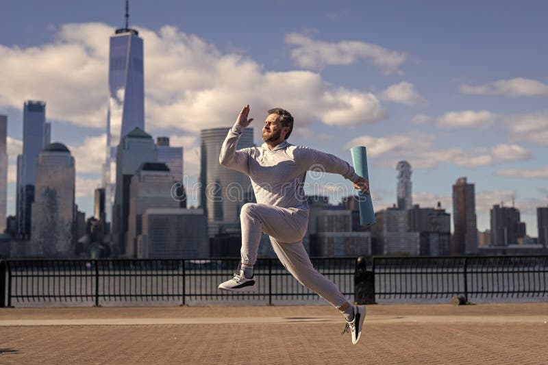 Sportler läuft draußen. Sport-Laufmorgenübung. Manhattan-Ausbildung. Sportsportler laufen stockbild