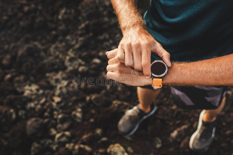 Sportler mit Fitness-Tracker oder smart watch stockbild Sportler mit Fitness-Tracker oder smart watch stockbild