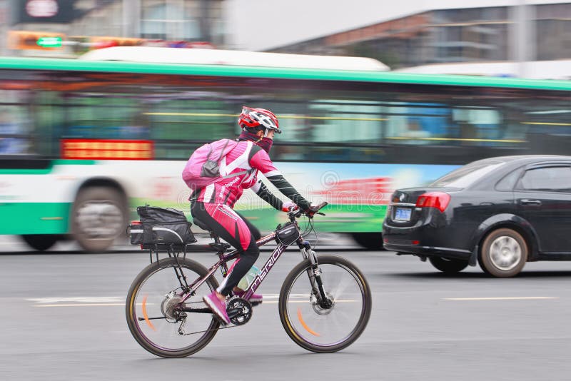 Sportlicher Kerl Mit Mundkappe Auf Liegendem Fahrrad