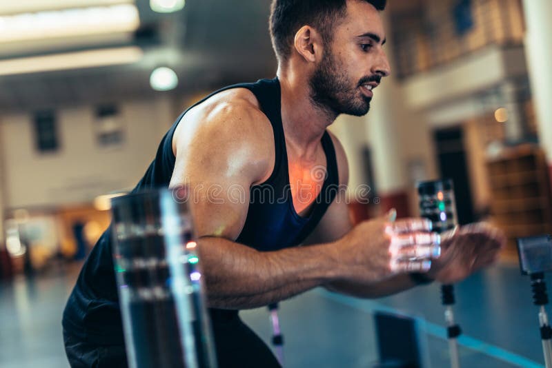 Sportman die de coördinatie van het handoog verbeteren stock afbeelding Sportman die de coördinatie van het handoog verbeteren stock afbeelding