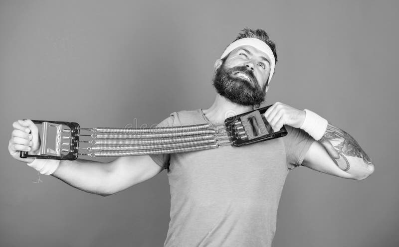 Sportman het uitrekken zich expander Probeer uitrekkend oefening Atletentraining met expander Verbeter uw spieren met sport royalty-vrije stock fotografie Sportman het uitrekken zich expander Probeer uitrekkend oefening Atletentraining met expander Verbeter uw spieren met sport royalty-vrije stock fotografie