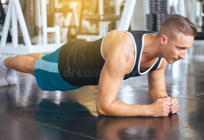 Sportmens het uitrekken zich voor het opwarmen alvorens te doen opleiding, Dwars geschikte lichaams spiertraining in gymnastiek u stock afbeeldingen Sportmens het uitrekken zich voor het opwarmen alvorens te doen opleiding, Dwars geschikte lichaams spiertraining in gymnastiek u stock afbeeldingen