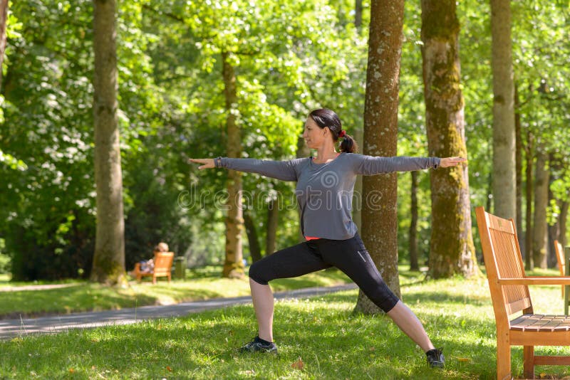 Sportowa kobieta pracująca w wiosna parku out zdjęcie royalty free