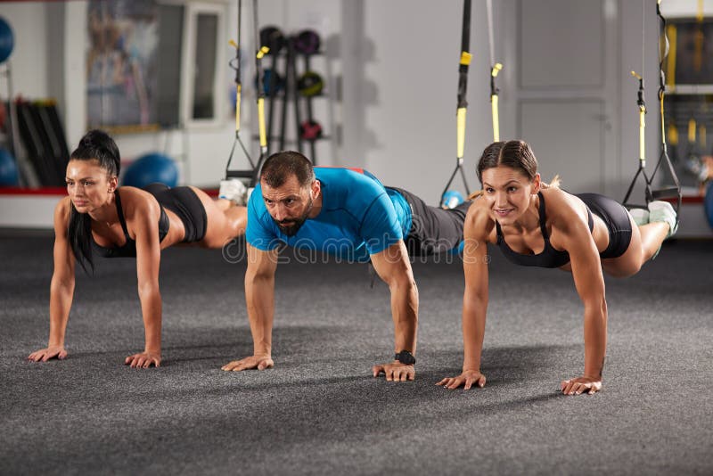 Sportowi ludzie robi crossfit szkoleniu zdjęcie royalty free Sportowi ludzie robi crossfit szkoleniu zdjęcie royalty free