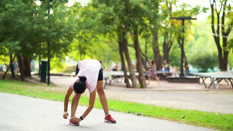 Sportowiec rozgrzewa się przed biegiem w parku