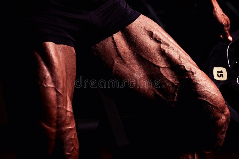 Sportowiec w gym Facet robi ćwiczeniom Zbliżenie portret nogi z żyłami Samiec model z garbnikującą skórą człowiek sexy obrazy stock Sportowiec w gym Facet robi ćwiczeniom Zbliżenie portret nogi z żyłami Samiec model z garbnikującą skórą człowiek sexy obrazy stock