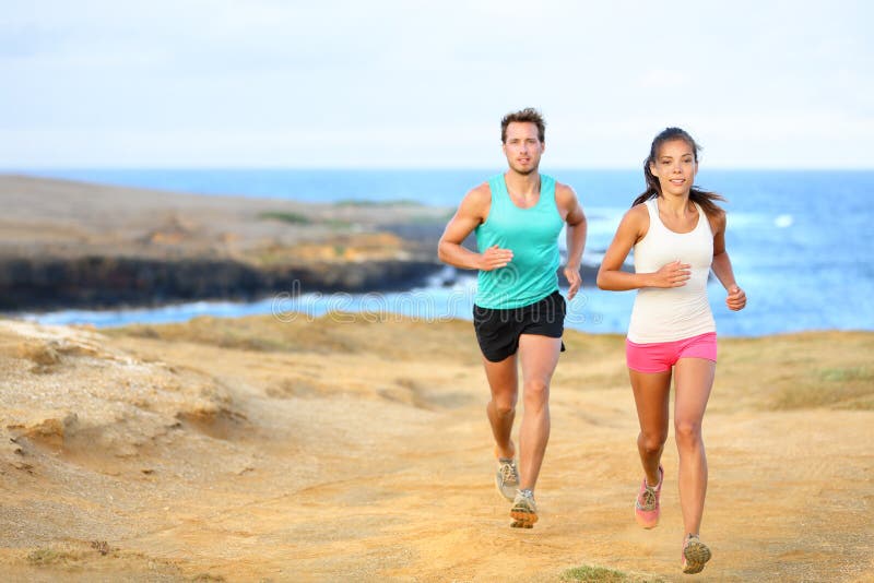 Sportpar som joggar för rinnande yttersida för kondition arkivfoto Sportpar som joggar för rinnande yttersida för kondition arkivfoto