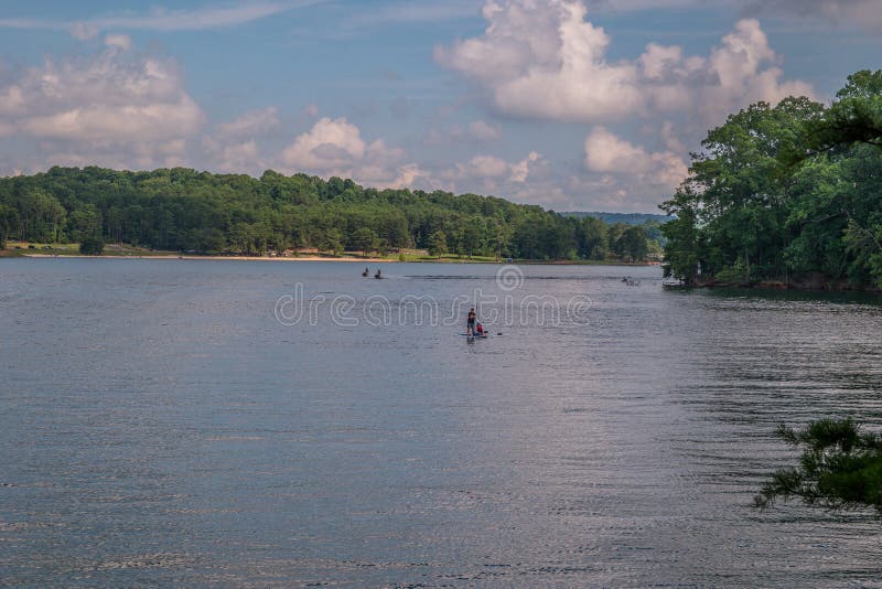 Sports aquatiques récréationnels sur le lac photo libre de droits Sports aquatiques récréationnels sur le lac photo libre de droits
