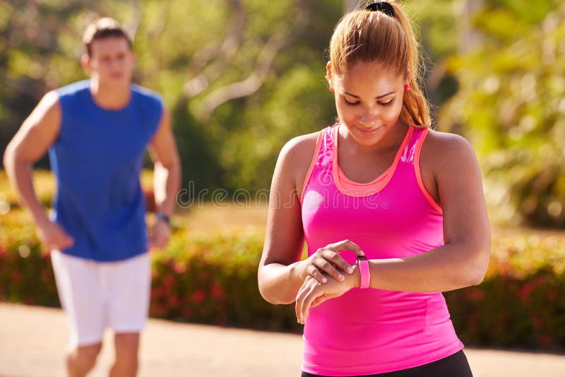 Sports de jeune femme formant le compteur d'étapes de Fitwatch de forme physique image libre de droits Sports de jeune femme formant le compteur d'étapes de Fitwatch de forme physique image libre de droits