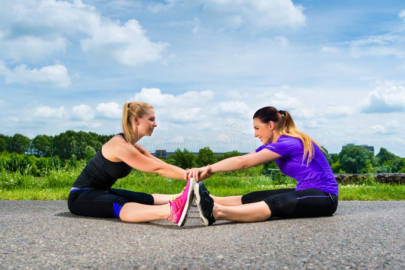 Sports outdoor - young women doing fitness in park royalty free stock images Sports outdoor - young women doing fitness in park royalty free stock images