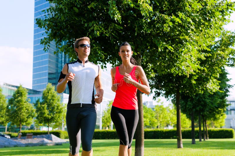 Sports urbains - forme physique dans la ville image stock Sports urbains - forme physique dans la ville image stock