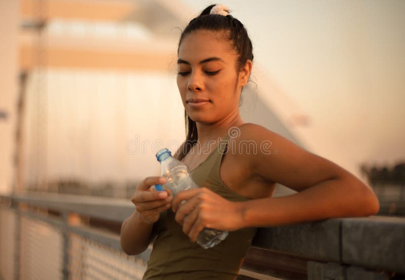 https://thumbs.dreamstime.com/b/sports-young-woman-standing-bridge-drinking-water-exercise-hydration-sports-young-woman-standing-bridge-222156802.jpg