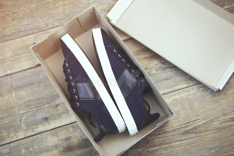 Sportschoenen op doos stock afbeeldingen Sportschoenen op doos stock afbeeldingen