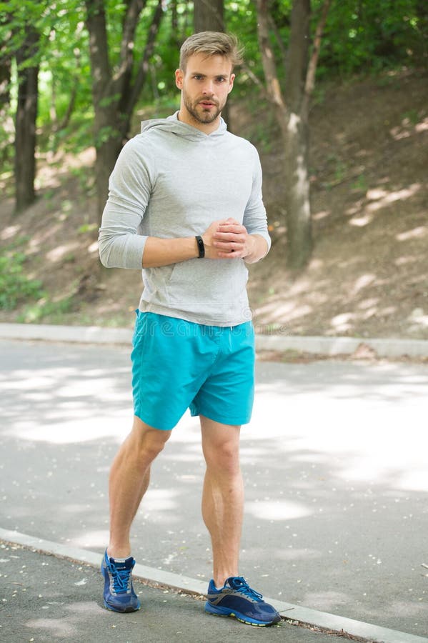 sportsman addestramento dello sportivo nel parco lo sportivo muscolare si rilassa dopo la formazione sportivo di modo sulla strad fotografia stock libera da diritti sportsman addestramento dello sportivo nel parco lo sportivo muscolare si rilassa dopo la formazione sportivo di modo sulla strad fotografia stock libera da diritti