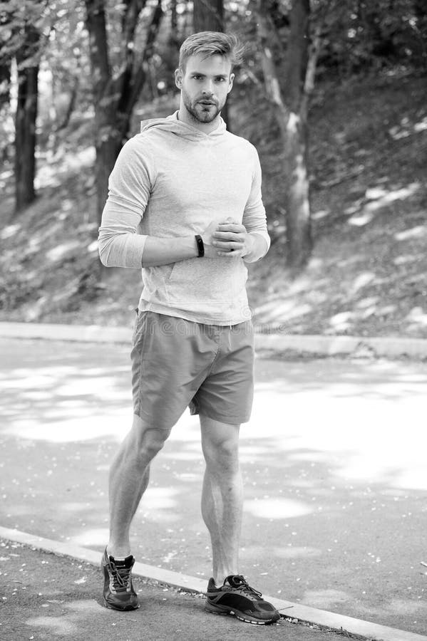 sportsman addestramento dello sportivo nel parco lo sportivo muscolare si rilassa dopo la formazione sportivo di modo sulla strad fotografie stock sportsman addestramento dello sportivo nel parco lo sportivo muscolare si rilassa dopo la formazione sportivo di modo sulla strad fotografie stock