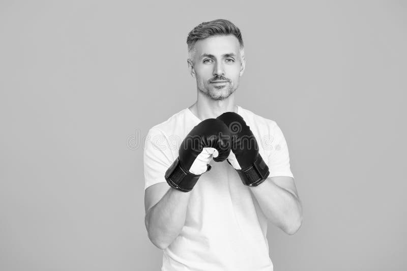 Sportsman i boxningshandskar isolerade på blå. Mature man boxer. Karboxning av idrottsman. Strong athlete man. Portsman på gym. St arkivbild