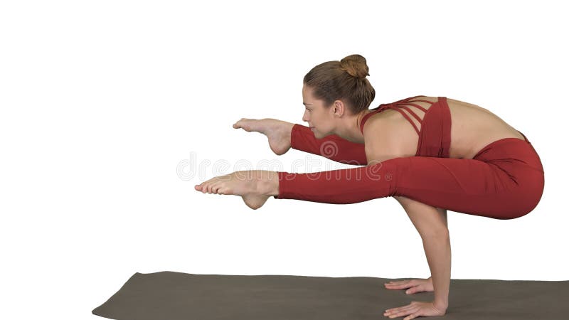 Sportswear vestindo da mulher apta nova bonita que faz o pino, varia??o da postura do vaga-lume, tittibhasana no branco foto de stock Sportswear vestindo da mulher apta nova bonita que faz o pino, varia??o da postura do vaga-lume, tittibhasana no branco foto de stock