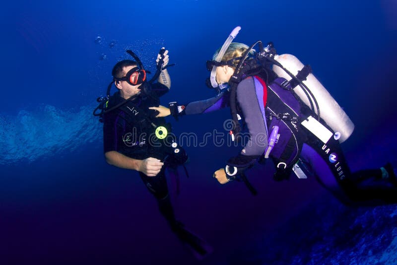 Sporttauchenlehrer und -student stockbild Sporttauchenlehrer und -student stockbild
