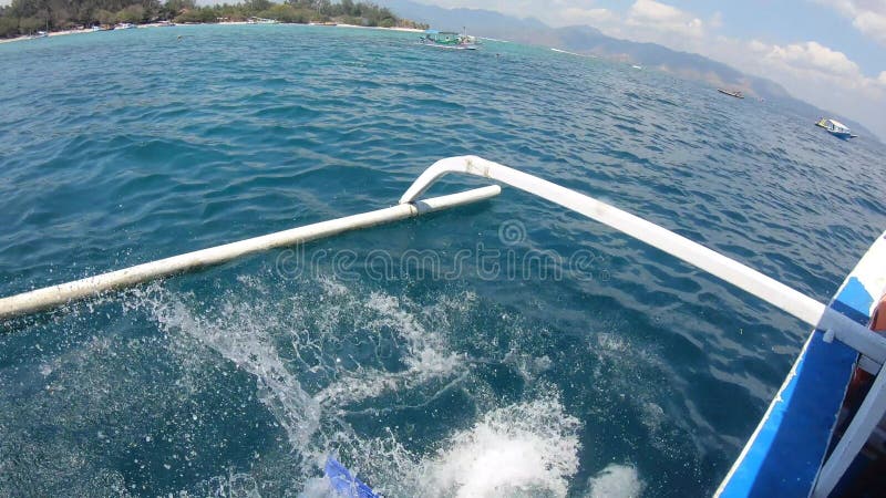 Sporttaucher Zurückdrängung Rückschritt in Wasser von einem Boot