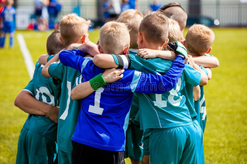 Sportteamdie köpfe zusammenstecken der Jungen Kinder, die Sport in einem Team spielen Mannschaftssporte f?r Kinder Kindersportfuß stockfoto Sportteamdie köpfe zusammenstecken der Jungen Kinder, die Sport in einem Team spielen Mannschaftssporte f?r Kinder Kindersportfuß stockfoto