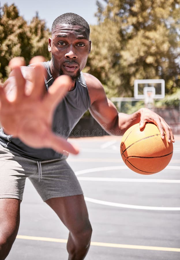 Sportul portret și baschetul negru pe teren în practica de formare sau de joc. exercițiu de sănătate și de lucru masculin stock photography