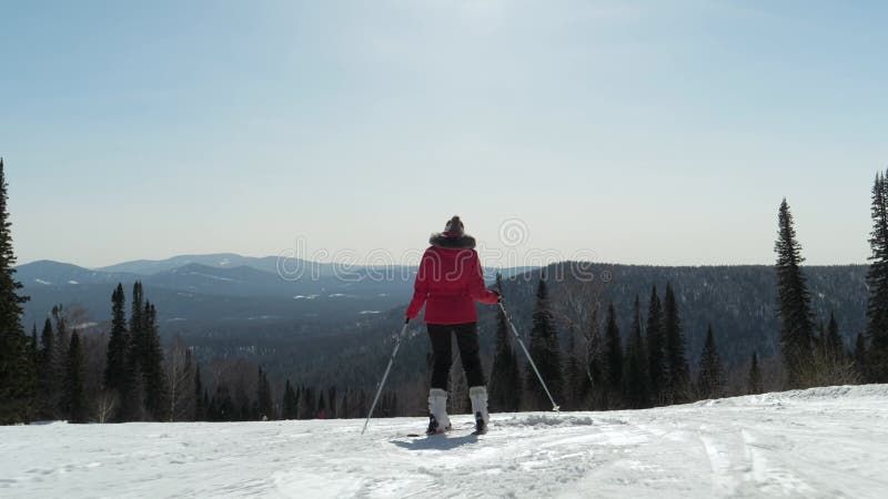 Sportvrouw skier skiën op skipistresort op zonnige winterdag