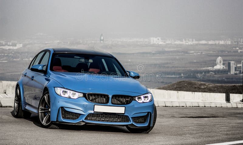Sporty błękitny niemiec bmw m3 sedan na wijącej halnej drodze zdjęcia royalty free Sporty błękitny niemiec bmw m3 sedan na wijącej halnej drodze zdjęcia royalty free