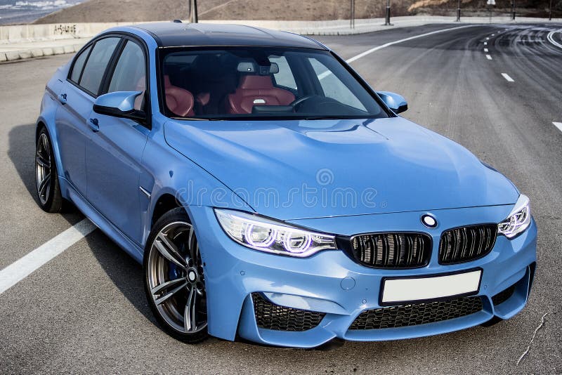 Sporty błękitny niemiec bmw m3 sedan na wijącej halnej drodze obrazy stock Sporty błękitny niemiec bmw m3 sedan na wijącej halnej drodze obrazy stock