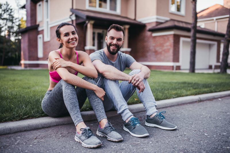 Sporty couple outdoors royalty free stock images Sporty couple outdoors royalty free stock images
