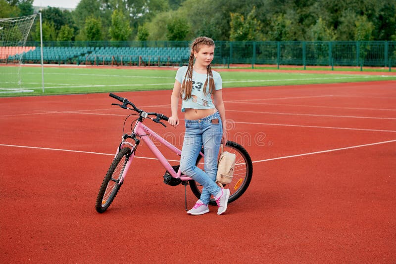Sporty dosyć nastoletnia dziewczyna kocha sporty Nastoletnia dziewczyna relaksuje na stadium obraz stock Sporty dosyć nastoletnia dziewczyna kocha sporty Nastoletnia dziewczyna relaksuje na stadium obraz stock