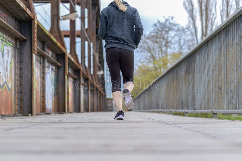 Sporty kobieta bieg na starym boardwalk moscie obrazy royalty free