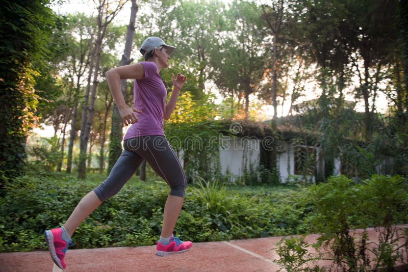 Sporty kobieta jogging obraz royalty free Sporty kobieta jogging obraz royalty free