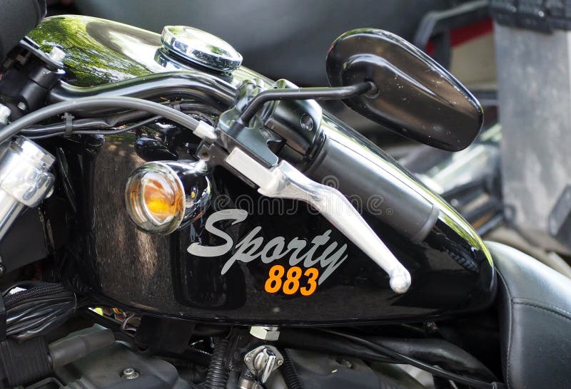Sporty 883 logo, model Harley Davidson motocykle na zbiorniku podczas wystawy w mieście, obraz royalty free Sporty 883 logo, model Harley Davidson motocykle na zbiorniku podczas wystawy w mieście, obraz royalty free