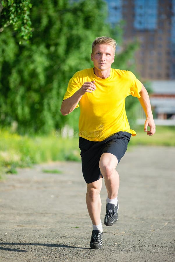 Sporty mężczyzna jogging w miasto ulicy parku Plenerowa Sprawność fizyczna zdjęcia royalty free Sporty mężczyzna jogging w miasto ulicy parku Plenerowa Sprawność fizyczna zdjęcia royalty free