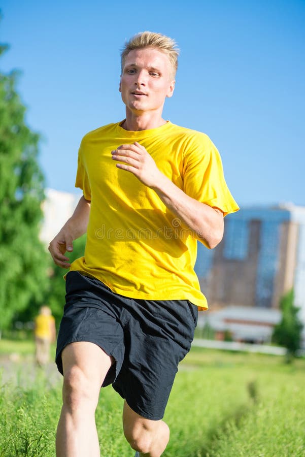 Sporty mężczyzna jogging w miasto ulicy parku Plenerowa Sprawność fizyczna obraz royalty free Sporty mężczyzna jogging w miasto ulicy parku Plenerowa Sprawność fizyczna obraz royalty free