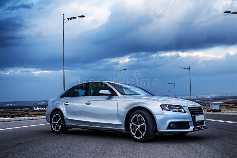 Sporty niemiec Audi sedan na wijącej halnej drodze Narożnikowy widok zdjęcia royalty free Sporty niemiec Audi sedan na wijącej halnej drodze Narożnikowy widok zdjęcia royalty free