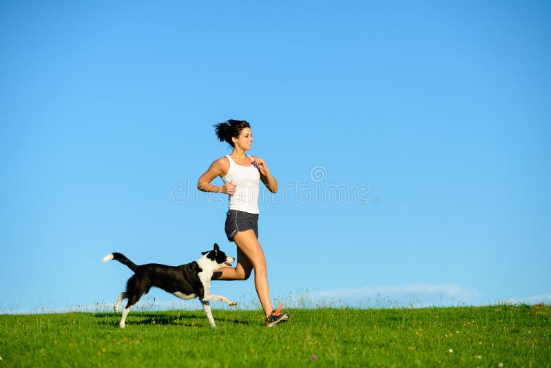 Sporty szczęśliwy kobieta bieg z psi plenerowym