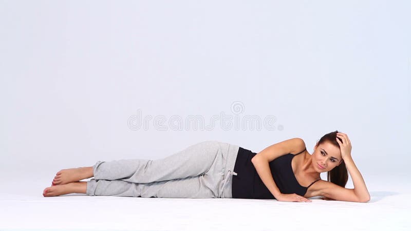 Sporty женщина лежа на белизне