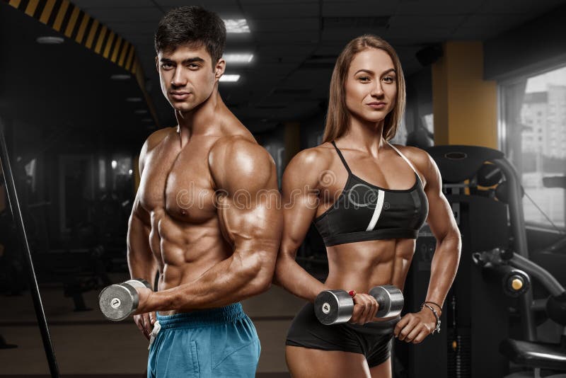 Sporty сексуальные пары показывая мышцу и разминку в спортзале Мышечные человек и wowan стоковая фотография Sporty сексуальные пары показывая мышцу и разминку в спортзале Мышечные человек и wowan стоковая фотография