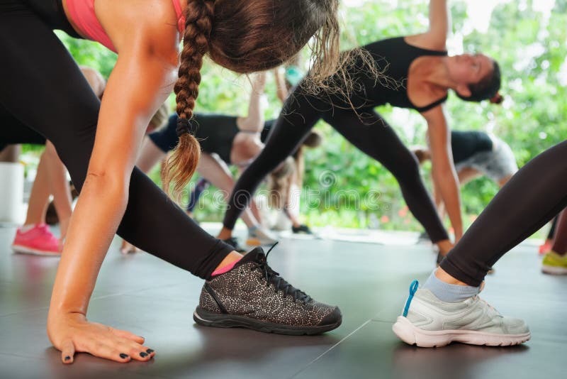 Sporty люди собирают тренировку с инструктором фитнеса на классах pilates стоковая фотография rf Sporty люди собирают тренировку с инструктором фитнеса на классах pilates стоковая фотография rf